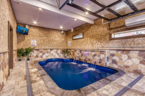ERN823 - EAGLE FALLS - GREAT LOCATION WITH PRIVATE HEATED INDOOR POOL! CLOSE TO TOWN! cabin